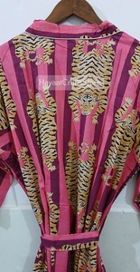 ชุดกิโมโนผ้าฝ้ายสีชมพูลายเสือพิมพ์ลายสำหรับผู้หญิง แขนสามส่วน ทรงหลวม มีเข็มขัดผูก สวมใส่สบายทุกฤดู ผ้าทอ ความยาวปานกลาง - Product Image 4