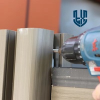 Clôture d'intimité grise moderne par le fabricant WPC Frame Service de modélisation 3D pour jardins en béton
