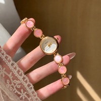 Montre à bracelet à cadran rond aspect nacre avec quatre options de couleurs pour la vente au détail et les cadeaux