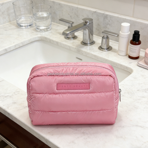 Pochette de toilette rose matelassée - Organisateur de voyage style <span class=keywords><strong>Fenty</strong></span>, pochette de <span class=keywords><strong>maquillage</strong></span> légère en nylon - Product Image 6