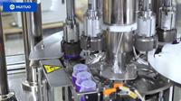 Machine d'emballage automatique pneumatique pour bouteilles en verre/plastique avec système de capsulage polyvalent pour bouchons combinés