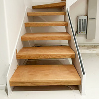 Marches et contremarches d'escalier en bois massif de chêne rouge, design multicouche durable, style moderne et minimaliste pour villas et duplex intérieurs
