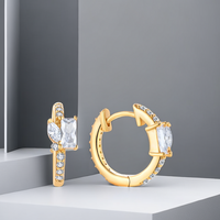 PERHIASAN LULUFOCUS  Laris Manis Anting Huggie Hoop Perak Sterling 925 Berlapis Emas 18K dengan Zirkonia Kubik Baguette