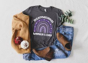 Maglietta per la Giornata Internazionale della Donna, design arcobaleno viola, per donna, t-shirt casual con scollo rotondo, abbigliamento primaverile ed estivo - Product Image 3