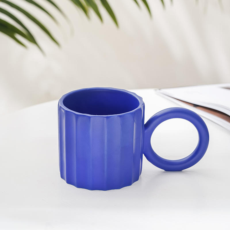 Tasse ronde rayée bleu mat