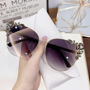 Échantillons NatuweCo lunettes de soleil polarisées pour femmes diamant brillant strass à l'intérieur lunettes cadre yeux de chat Design extérieur - Product Image 1