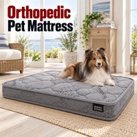 Matelas orthopédique pour chien avec housse à motifs gris et matelassage arrondi pour une décoration intérieure contemporaine