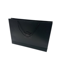 Sacs en papier noir mat de grande taille avec longue anse d'épaule de marque personnalisée