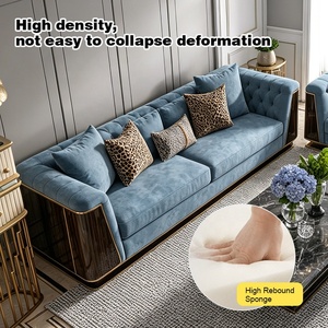Ensemble de canapé Chesterfield capitonné en velours haut de gamme et table basse en marbre avec finition en métal doré pour salon de villa de luxe - Product Image 2