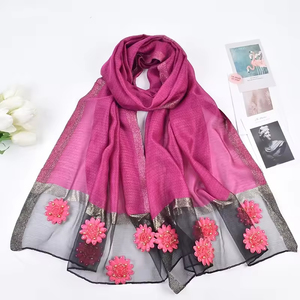 Chal ligero de poliéster con adornos, tela transparente y transpirable para todas las estaciones y looks en capas - Product Image 3