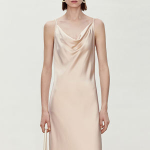 Abito da Sera Sexy da Donna in Raso di Alta Qualità, Personalizzato per l'Autunno, con Spalline Sottili e Schiena Scoperta a V Profonda - Product Image 2