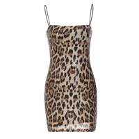 Robe mini moulante pour femme à imprimé léopard pailleté, avec bretelles fines et col carré, idéale pour les soirées et les dîners, ou comme tenue décontractée.