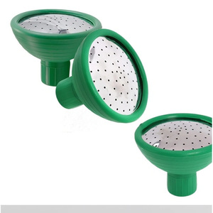 Buse d'arrosage Alton en plastique vert avec dessus en métal perforé pour l'arrosage du jardin - Product Image 1
