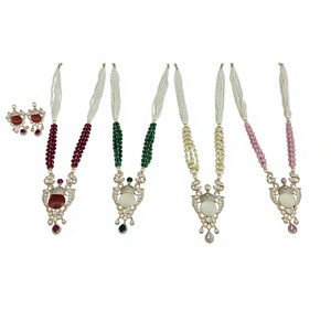 Ensemble de bijoux pendentif Kundan fabriqués à la main de luxe collier traditionnel boucles d'oreilles pour les vêtements de mariage de fête des mariées disponibles à la vente - Product Image 3