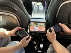 จอแสดงผลด้านหลัง R89 <span class=keywords><strong>Plus</strong></span> สำหรับ Tesla Model Y Model 3 หน้าจอความบันเทิงระบบ Android มัลติมีเดีย พร้อม <span class=keywords><strong>Disney</strong></span> <span class=keywords><strong>Plus</strong></span> สำหรับอัปเกรด Tesla - Product Image 3