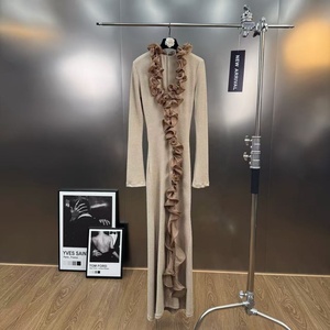 2025 Mới Mùa Thu/Mùa Đông rắn thanh lịch phong cách nấm lá ren viền ba chiều khe v-cổ eo thon dài một tầng - Product Image 1