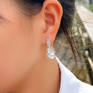 Đối Xứng Tuyệt Đẹp Micro Pave Cubic Zirconia Stones Mạ Bạc Phụ Nữ Dangling Drop Bông Tai Ngọc Trai Trang Sức Thời Trang Mới - Product Image 3