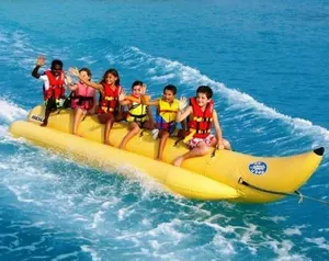 水上公园游戏充气香蕉船成人和儿童玩有趣
