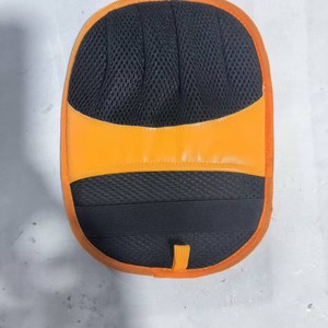 Gants de toilettage pour animaux Xlin, en polyester rouge, forme arquée, pour chats à poils longs - Product Image 3