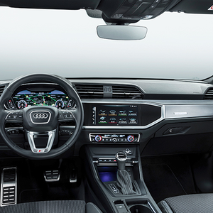 Audi Q3 S-Line Sport Package Turbo SUV, éclairage d'ambiance 30 couleurs, intérieur en cuir de luxe, volant perforé, métal, automatique - Product Image 2