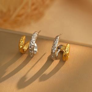 Boucles d'oreilles clous géométriques en zircon à motif marteau creux bicolore rétro français, argent S925 plaqué or, mode haut de gamme pour femmes - Product Image 2