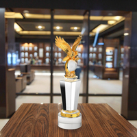 Souvenirs en gros JY, trophée en cristal poli fait main en forme de chauve-souris personnalisé, impression numérique, design d'aigle doré, base noire transparente
