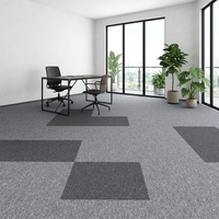Dalles de moquette commerciales modernes 50x50 en PP/PVC, couleur unie, bouclées, écologiques, résistantes à l'eau et lavables, idéales pour les bureaux et les espaces domestiques adaptés aux animaux.
