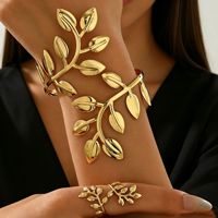Ensemble de bijoux ajustables plaqué or et argent pour femme, avec bracelet ouvert et bague, motif feuille exagéré, style chunky, idéal pour les fêtes