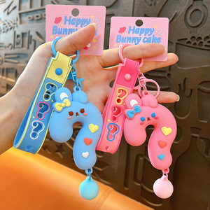 Llavero Creativo y Adorable de PVC con Colgante de Conejito y Signo de Interrogación, Colgante de Corazón, Llavero de Plástico Impermeable para Bolsa - Product Image 1