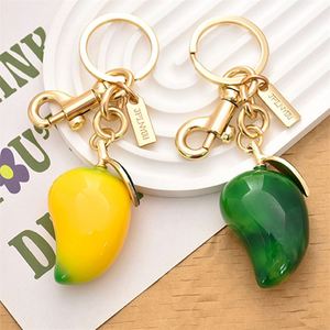 Nouveau porte-clés en résine de mangue, pendentif fruit de dessin animé mignon pour clés de voiture et sacs à dos, mini accessoires jaune-vert, cadeaux en gros - Product Image 1