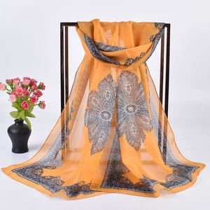 Écharpe longue de luxe 100 % soie jacquard à pompons, motif ethnique imprimé, collection Printemps 2025 – Nouveauté très prisée pour femme - Product Image 1