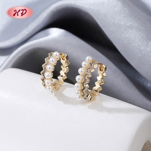 Colección de Aros con Perlas Onduladas y Circonitas, Latón con Baño de Oro de 18K, Venta al Por Mayor - Product Image 4