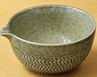 Ensemble de thé matcha traditionnel pour les affaires, bol en céramique fait main avec passoire et bec verseur