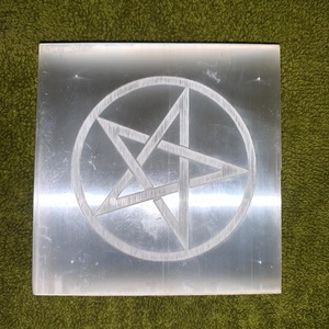 ถาดรองแก้วเซเลไนต์แบบเหลี่ยมพร้อมสัญลักษณ์รูปดาวเมตาตรอนคริสตัลขัดเงาสำหรับการรักษาเรกิและตกแต่งด้วยความรัก - Product Image 1