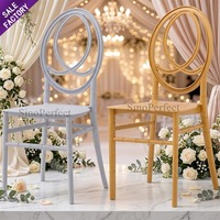 Chaise Chiavari en plastique en gros d'usine, mobilier d'hôtel, chaise de mariage empilable multi-styles en résine pour banquets et événements