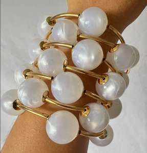 Novedad 2026, Pulseras de Moda de Oro de 18K con Bolas Punk y Plata Gruesa, Venta al por Mayor, Brazalete de Resina Blanca con Halo Blanco, Brazalete de Burbujas Blancas para Mujer - Product Image 3