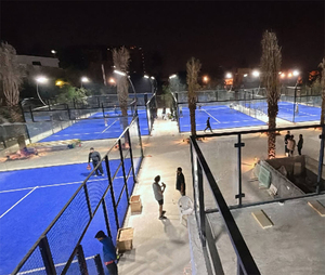 Pista de <span class=keywords><strong>Pádel</strong></span> Panorámica Completa para Interiores y Exteriores, Tamaño Estándar, Color y Logotipo Personalizados, Fácil Mantenimiento, Estructura Galvanizada, Césped Artificial - Product Image 1