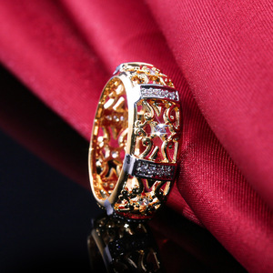 Anello con Design a Motivo Traforato Bicolore, Anello Classico da Donna - Product Image 3