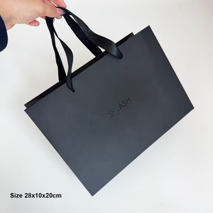 Sacs cadeaux en papier noir personnalisés avec impression UV noire - Sacs de shopping de luxe pour les marques de vêtements et de beauté haut de gamme - Product Image 6