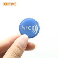 Échantillon gratuit personnalisé imprimable qr code 13.56mhz nfc médias sociaux autocollant tag coller sur le téléphone avec ntag 213 215 216