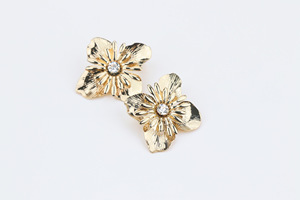 Orecchini a Perno con Fiore Dorato, Gioielli Floreali da Donna per Feste e Accessori per Abiti - Product Image 2