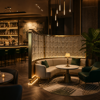 Divisor de Habitaciones con Paneles de Vidrio Curvo, Marco Dorado, Textura de Hielo, Iluminación LED en la Base, Personalizado para Vestíbulo de Hotel