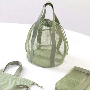 Vente en gros de sacs de toilette en maille en polyester de grande capacité avec cordon de serrage vert avec logo personnalisé design pliable de voyage à la mode - Product Image 1