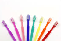 Brosses à dents colorées jetables avec brosses à dents peintes en pré-pâte