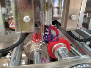 <span class=keywords><strong>เครื่อง</strong></span>บรรจุ<span class=keywords><strong>ผง</strong></span><span class=keywords><strong>ซัก</strong></span>ฟอกแบบเม็ด รุ่น YB-300K ความแม่นยำสูง อัตโนมัติ - Product Image 3