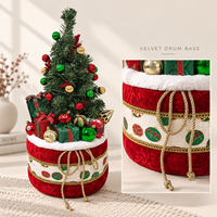 Sapin de Noël artificiel décoré de 60 cm (23,6 pouces) sur base tambour en velours rouge avec ornements cadeaux, décoration de maison pour les fêtes