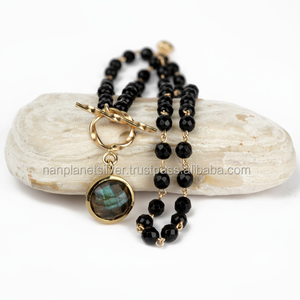 Collier à pendentif en labradorite 925 en argent sterling avec lunette ronde et chaîne perlée en onyx noir pour cadeau ou mariage - Product Image 1