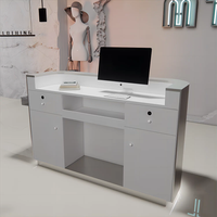 Meubles de salon de beauté haut de gamme, comptoir de réception d'hôtel, bureau de caisse luxueux en acier inoxydable avec éclairage