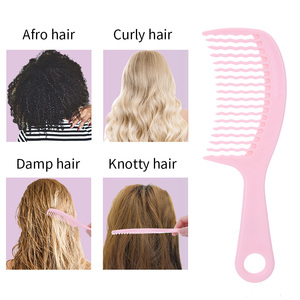 LMLTOP Vente en <span class=keywords><strong>gros</strong></span> en usine <span class=keywords><strong>Peigne</strong></span> à shampooing rose à dents larges Accessoires pour cheveux démêlants à usage domestique C162 <span class=keywords><strong>Peigne</strong></span> à cheveux en plastique personnalisé - Product Image 4