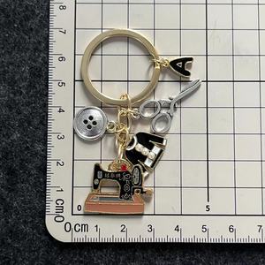 Máquina DE COSER Tijeras Botones Ropa Llaveros AZ Alfabeto Sastre Llavero Ropa Diseñador Carrera Llavero Accesorios - Product Image 5
